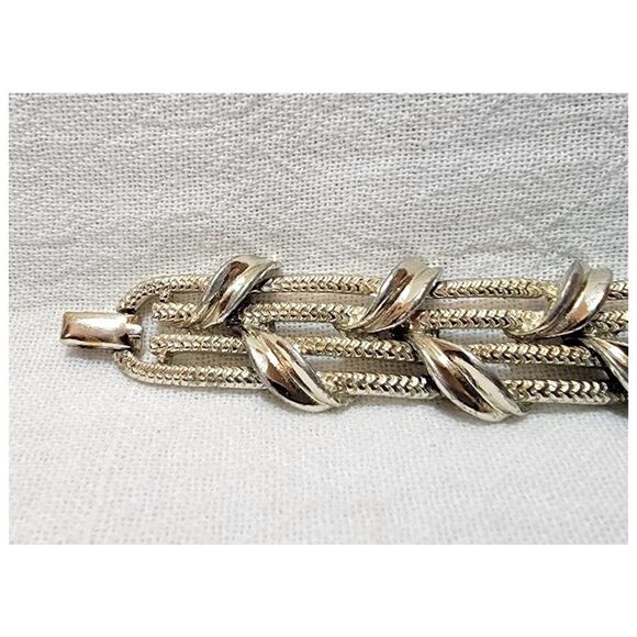 Vintage Signed 60’s Lisner Silver-tone Bracelet with Ribbon & Leaves. - Picture 8 of 10